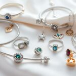 Pandora Schmuckkollektion mit verschiedenen Armbändern, Charms und Ringen auf elegantem Hintergrund