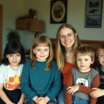 Marisa Lewe als Kind mit ihrer Familie, darunter Sarah Connor