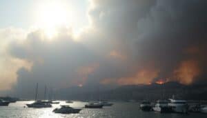 Waldbrand bedroht Hafenstadt Marseille Flughafen geschlossen