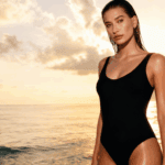 Hailey Bieber im schlichten Badeanzug auf einem minimalistischen GQ-Cover, mit sleekem Haar und glowy Make-up.