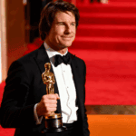 Tom Cruise erhält 2025 einen Ehrenoscar, weil die Academy sein außergewöhnliches Lebenswerk würdigt. Der Tom Cruise Ehren Oscar ehrt seine jahrzehntelange Kino-Präsenz, seinen Einsatz für das klassische Kinoerlebnis sowie seine wegweisende Arbeit bei spektakulären, überwiegend praktischen Stunts in Blockbustern wie Top Gun: Maverick und Mission: Impossible.