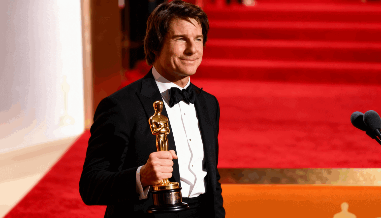 Tom Cruise erhält 2025 einen Ehrenoscar, weil die Academy sein außergewöhnliches Lebenswerk würdigt. Der Tom Cruise Ehren Oscar ehrt seine jahrzehntelange Kino-Präsenz, seinen Einsatz für das klassische Kinoerlebnis sowie seine wegweisende Arbeit bei spektakulären, überwiegend praktischen Stunts in Blockbustern wie Top Gun: Maverick und Mission: Impossible.