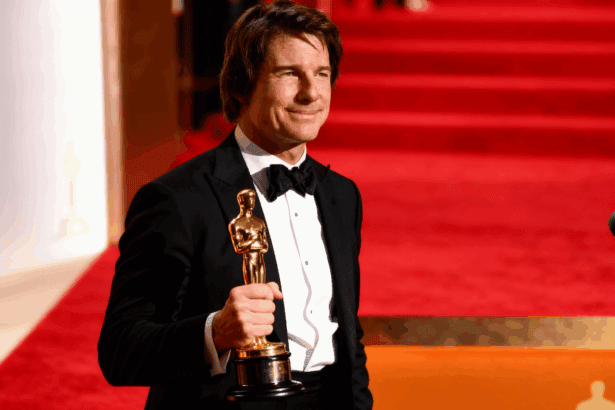 Tom Cruise erhält 2025 einen Ehrenoscar, weil die Academy sein außergewöhnliches Lebenswerk würdigt. Der Tom Cruise Ehren Oscar ehrt seine jahrzehntelange Kino-Präsenz, seinen Einsatz für das klassische Kinoerlebnis sowie seine wegweisende Arbeit bei spektakulären, überwiegend praktischen Stunts in Blockbustern wie Top Gun: Maverick und Mission: Impossible.