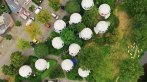 Bolowningen, Niederlande: So lebt Julian in seinem Kugelhaus: "Es ist wie auf einem anderen Planeten"