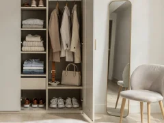 Offener Kleiderschrank mit Kleidung, Schuhen und Accessoires im modernen Wohnraum